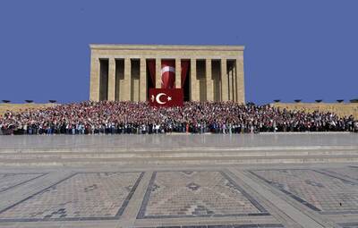  TEPEBAŞI, 2500 KİŞİYLE ANITKABİR'DE